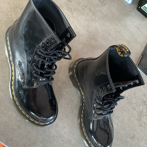 PATENT LEATHER Boots! HOT- Dr Martens. Rare to find in Patent Black - Picture 9 of 10